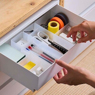 つけ替えできる仕切りつき。デスク内 整理トレー