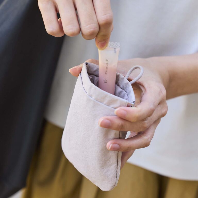 すばやく、開け閉めできる。片手で開く フラットポーチ