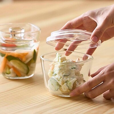 蓋をしたままレンジで使え、すぐ出せる。耐熱ガラス容器