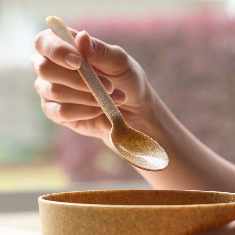 誰の手にも持ちやすい軽さ。ヤシの端材を使ったスプーン