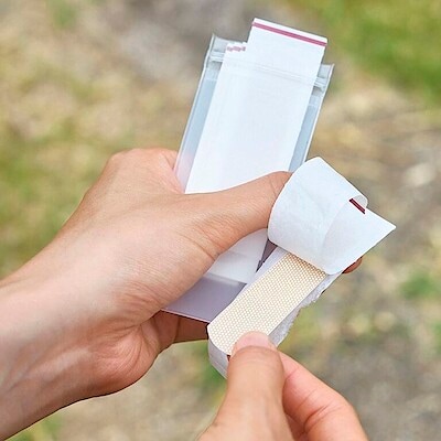 そっと忍ばせておける、薄さと枚数。携帯用 絆創膏