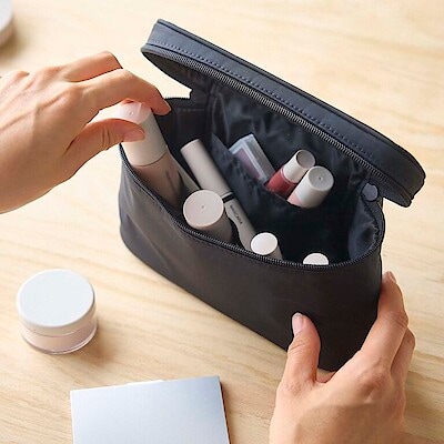 たっぷり入り、小さく収まる。ナイロン手付ポーチ 薄型