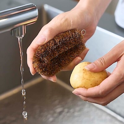 手に収まり、小回りが利く、握りやすい細身。たわし
