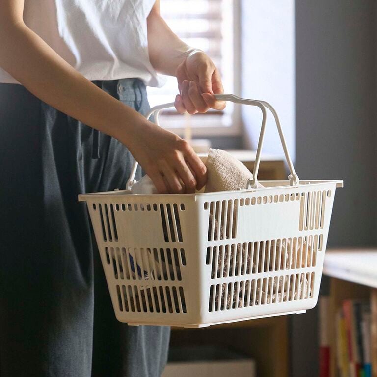 持ち出しにも、くらしの収納にも。小ぶりな買い物かご