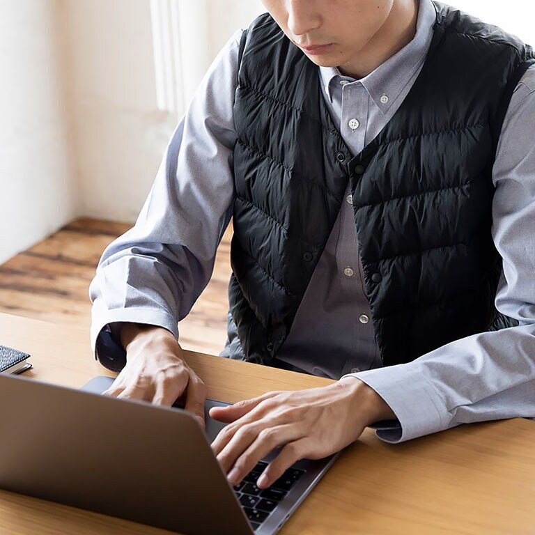 くらしのコツ 家の中で ダウンベストをはおる 無印良品 くらしのコツ 家の中で ダウンベストをはおる 無印良品