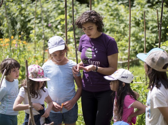 KidsLearning_in_UBCgarden